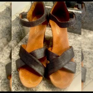 Toms 7.5 Black & Silver Wedge Heels Shoes Sandals